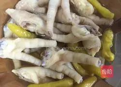 Illustration of how to make pickled pepper chicken feet 6