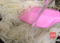 Illustration of how to make small yellow croaker and shredded radish soup 9