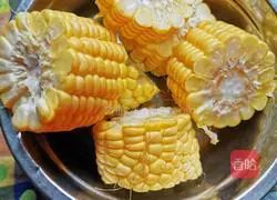 Illustration of how to make tube bone corn soup 3