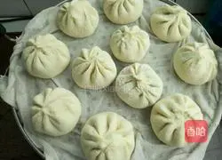 Illustration of how to make mushroom, carrot and pork buns 21