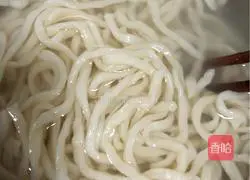 Illustration of how to make noodles with scallion oil 7