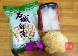 Illustration of how to make rock sugar, tremella and lotus seed soup 1