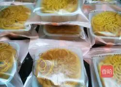 Illustration of how to make egg yolk and bean paste mooncakes 19