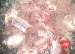 Illustration of how to make pork ribs, corn and yam soup 4