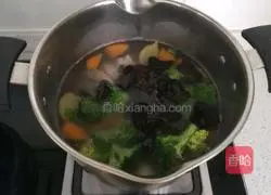 Illustration of how to make seasonal vegetable and chicken soup 16