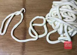 Illustration of how to make longevity noodles (one noodle) 7