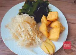 Illustration of how to soak oxtail skirt with enoki mushrooms and beans in soup 2