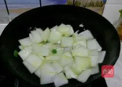 Illustration of how to make meatballs stuffed with winter melon 8