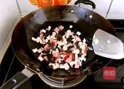 Illustration of how to make fried steamed buns with pepper and eggs 7