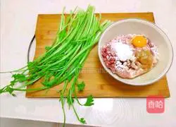 Illustration of how to make celery and pork stuffed dumplings 1