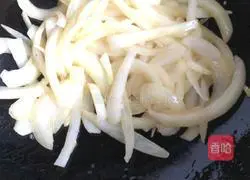 Illustration of how to make scrambled eggs with onions 5