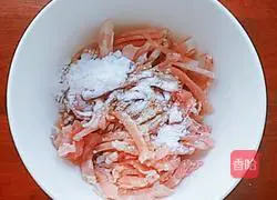 Illustration of how to make cold spinach and shredded pork vermicelli 4