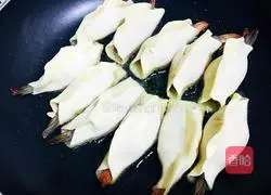 Illustration of how to make shrimp pot stickers 6