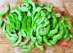 Illustration of how to make bitter melon and eggs 3