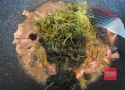 Illustration of how to make shredded pork noodles with pickled vegetables 7