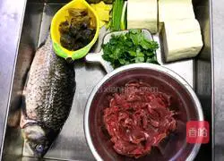 Your appetite will whet your appetite as soon as it's served ~ Illustration of how to make crucian carp and beef in sour soup 1