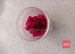 Illustration of how to make dragon fruit milkshake 2