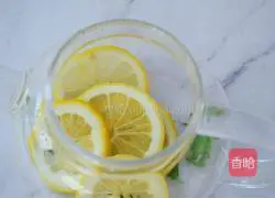 Illustration of how to make lemon mint water 6
