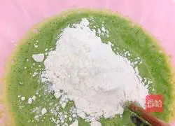 Illustration of how to make Christmas tree egg cake 4