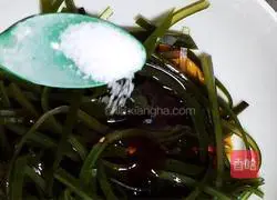 Illustration of how to make shredded kelp with red oil and minced garlic 6