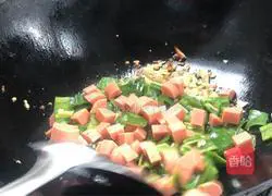 Illustration of how to stir-fry diced ham with colorful vegetables 9