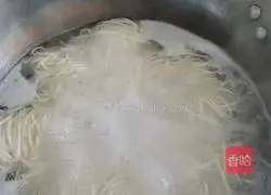 Illustration of how to make egg and scallion noodles 6