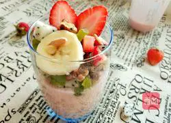 Illustration of how to make fresh fruit oatmeal yogurt cup 8