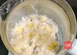 Illustration of how to make apple and white fungus wine 2