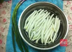 Illustration of how to tear shiitake mushroom roots by hand 1