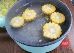 Illustration of how to make cabbage, corn and fat-nourishing soup 3