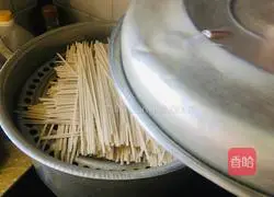 Illustration of how to make steamed noodles with lean meat and plum beans 2