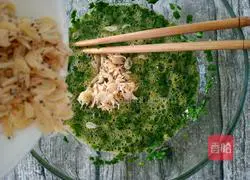 Illustration of how to make leek and shrimp skin egg rolls 6