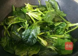 Illustration of how to make spinach and peanut kernels 1