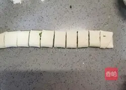 Illustration of how to make spring onion rolls 12