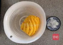 Illustration of how to make pineapple in sugar water 1