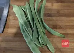 Illustration of how to make lentil braised noodles 1