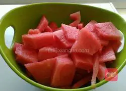 Illustration of how to make freshly squeezed watermelon juice 2