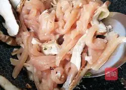 Illustration of how to make shredded mushroom and chicken noodles 7