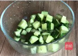 Illustration of how to make tomato, cucumber and scrambled eggs 3