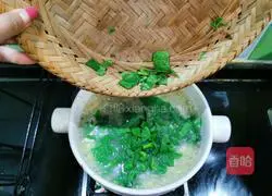 Illustration of how to make scallop, fungus, vegetable and egg gnocchi soup 12