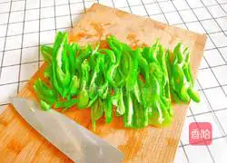 Illustration of how to make oil-free green pepper egg pancake 4