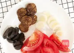 Illustration of how to make black garlic, mushroom and tomato noodles 1