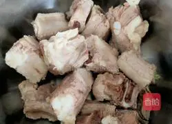 Illustration of braised pork ribs and beans 2