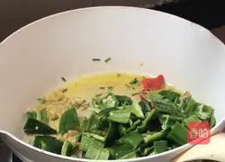 Illustration of how to make fried preserved eggs and green peppers 6