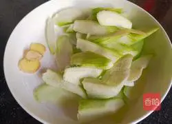 Illustration of how to make loofah and egg noodle soup 1