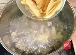 Illustration of how to make sour radish and duck soup 6