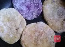 Illustration of how to make sweet potato and purple potato pancakes 11