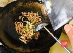 Illustration of how to stir-fry shredded pork with garlic moss and dried beans 4