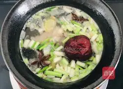 Illustration of how to make pork ribs and corn soup in a clay pot 6