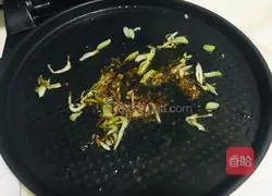 Illustration of how to make black pepper beef fried noodles with electric pan 6